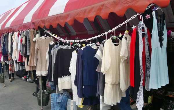 Mercado ao ar livre para roupas usadas — Fotografia de Stock