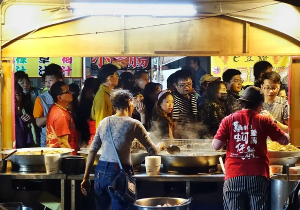 Des foules de gens visitent les stands de nourriture — Photo