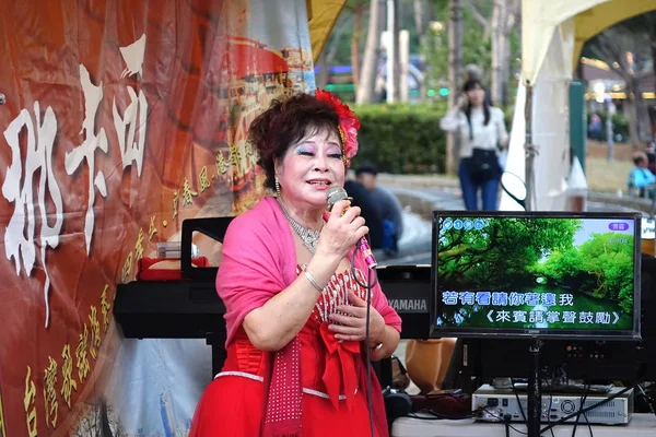 A Female Karaoke Performer in Taiwan — Stock Photo, Image