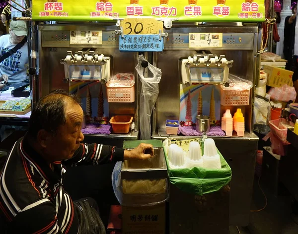 Кабинка с мороженым на вечернем рынке — стоковое фото