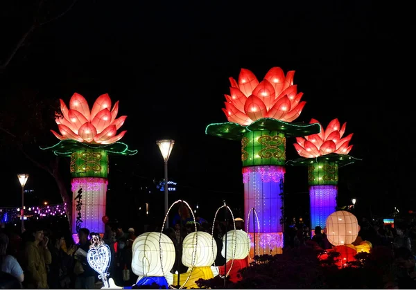 Grote lantaarns in de vorm van lotusbloemen — Stockfoto
