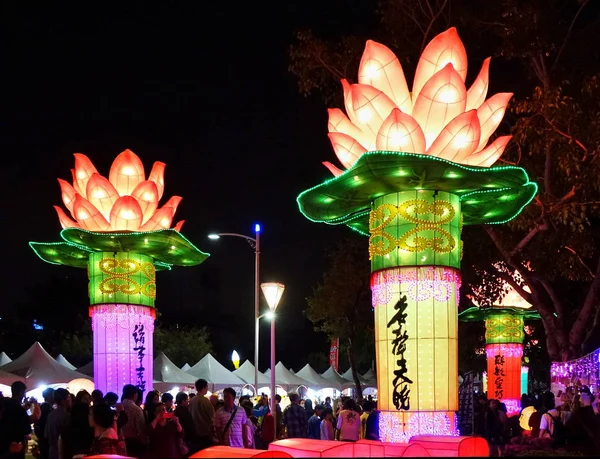 Grandes lanternes en forme de fleurs de lotus — Photo