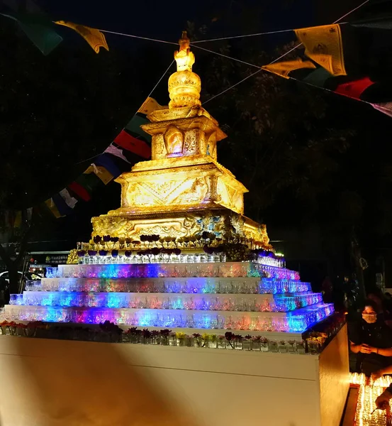 De grandes lanternes en forme de stupa bouddhiste — Photo