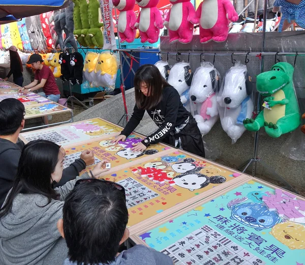Jugar Bingo en un mercado al aire libre — Foto de Stock