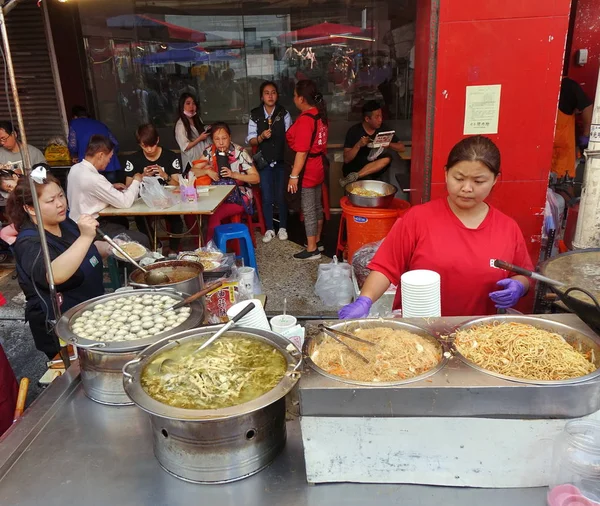 A Stall sert des nouilles frites et de la soupe à la boule de poisson — Photo
