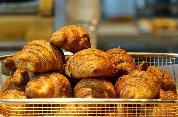 Frisch gebackene Croissants — Stockfoto