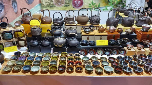 Teteras y tazas de té en venta — Foto de Stock