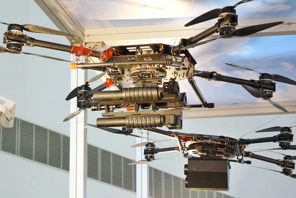 Drone equipaggiato con armi ed elettronica — Foto Stock