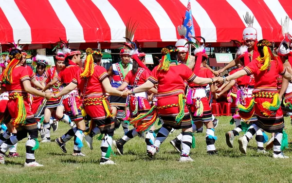 Mitglieder des Amis-Stammes in traditioneller Tracht — Stockfoto