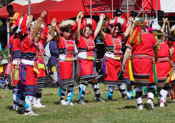 Membri della tribù Amis in Costumi Tradizionali — Foto Stock
