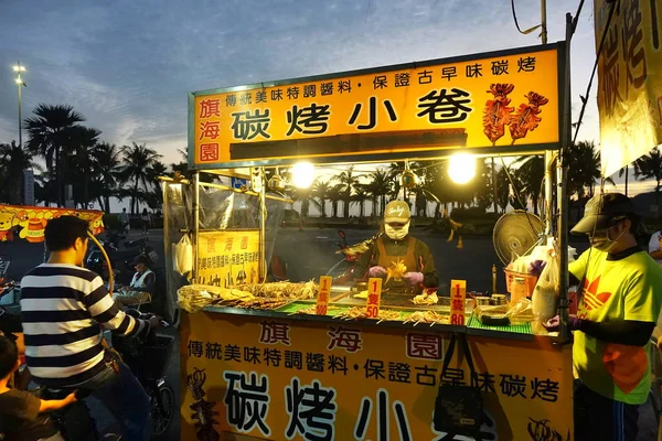 Venditore ambulante cucina calamari alla griglia — Foto Stock