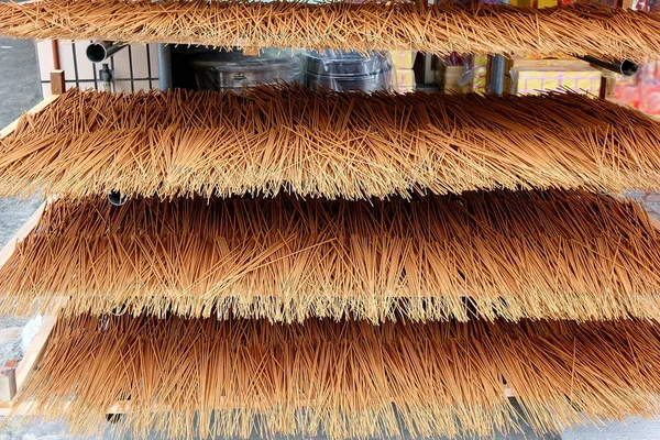 Räucherstäbchen werden zum Trocknen ausgebreitet — Stockfoto