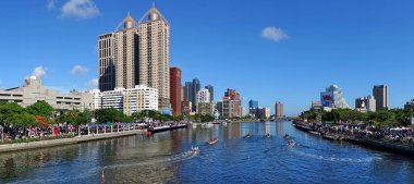 Ejderha Tekne Yarışları sırasında Love River