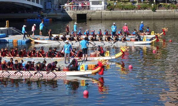 Los equipos se preparan para las carreras de barcos del dragón —  Fotos de Stock