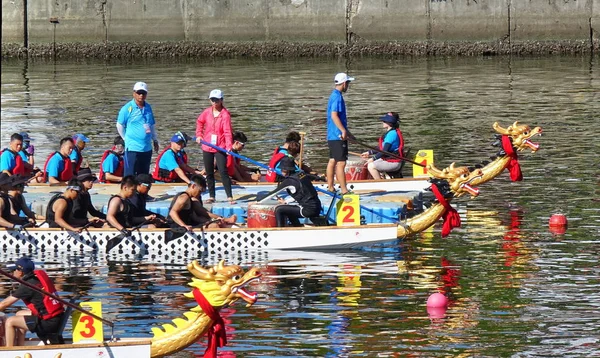 Takımlar Dragon Boat Yarışları için hazır olun — Stok fotoğraf