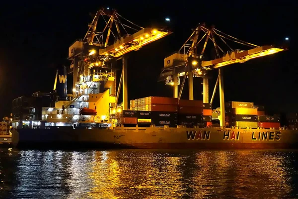 Kaohsiung container port på natten — Stockfoto