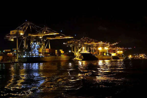 夕暮れ後の高雄コンテナ港 — ストック写真