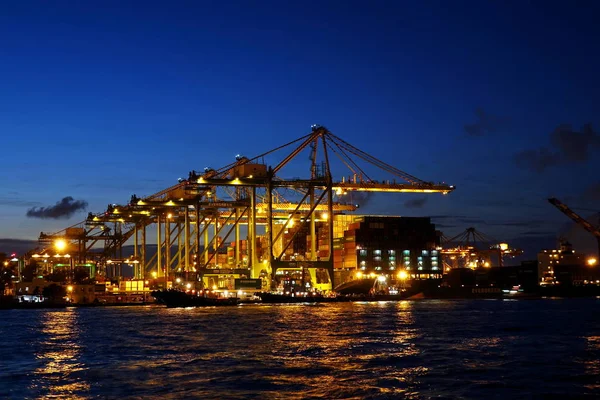 Kaohsiung puerto de contenedores después del anochecer —  Fotos de Stock