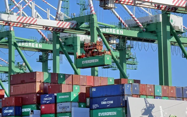Los contenedores se cargan en los buques en Kaohsiung Harbor —  Fotos de Stock