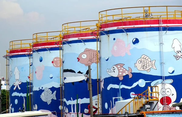 Tanques de almacenamiento de combustible pintado — Foto de Stock