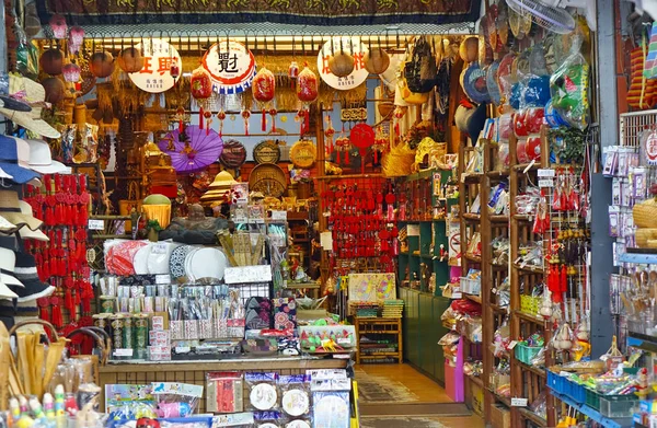 Una tienda vende artículos de artesanía china — Foto de Stock