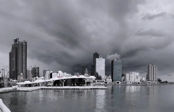 Kaohsiung Waterfront mit dramatischem Himmel — Stockfoto