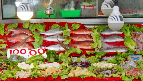 Дисплей свежих морепродуктов — стоковое фото