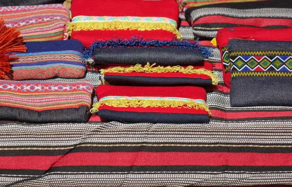 Einheimische Textilien auf einem lokalen Markt — Stockfoto