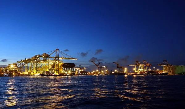 Containers worden geladen op schepen in Kaohsiung Harbor — Stockfoto