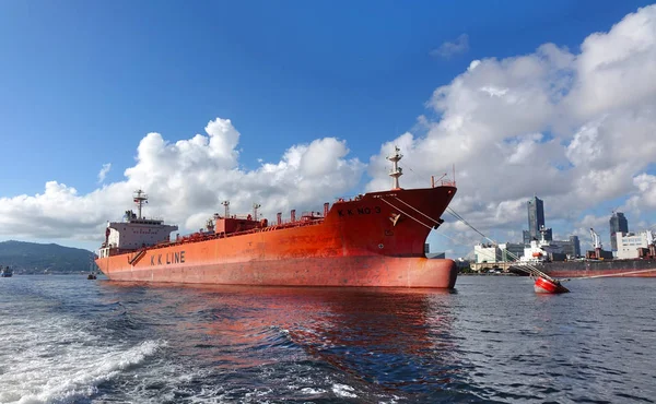 Groot vrachtschip in de haven van Kaohsiung — Stockfoto