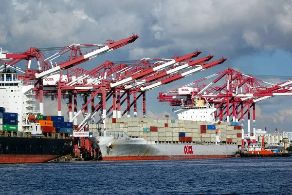 Containers worden geladen op schepen in Kaohsiung Harbor — Stockfoto