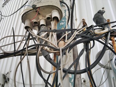 Elektrik kabloları tehlikeli ve riskli bir şekilde bağlanmış.