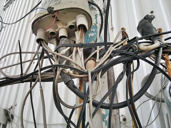 Przewody Elektryczne Zawieszone Niebezpiecznej Ryzykownej Mannie — Zdjęcie stockowe