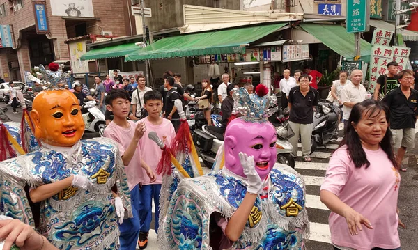 Kaohsiung Taiwan July 2016 Male Dancers Head Covering Masks Perform — Stock Photo, Image