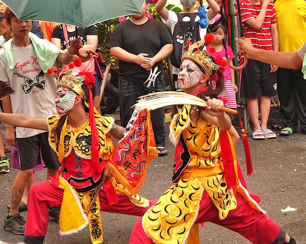 2016年7月9日 在传统的宗教庙会仪式上 男性舞者带着彩绘的面具表演 — 图库照片