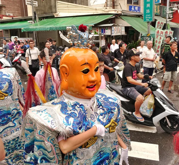 Kaohsiung Taiwan Heinäkuu 2016 Miestanssijat Joilla Pään Peittävät Naamiot Esiintyvät — kuvapankkivalokuva