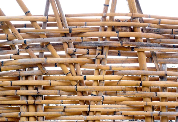 손으로 전통적 대나무 울타리 널조각 과가늘고 널조각으로 만들어 — 스톡 사진