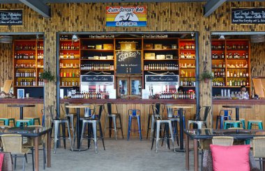 KAOHSIUNG, TAIWAN -- 17 Temmuz 2017: Cijin Adası 'nın popüler turizm beldesinde bir açık deniz barı ve kafe.