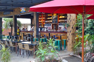 KAOHSIUNG, TAIWAN -- 17 Temmuz 2017: Cijin Adası 'nın popüler turizm beldesinde bir açık deniz barı ve kafe.