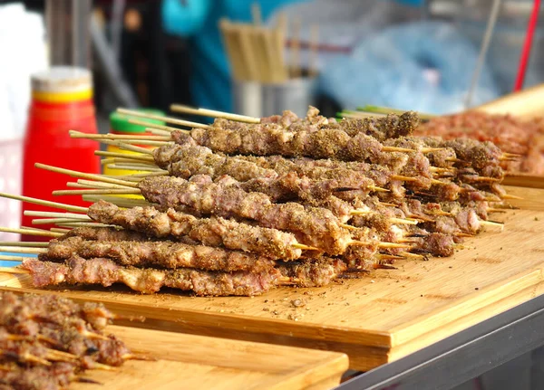 대만의 거리에 식료품 가게에서는 중동의 향료를 곁들인 고기를 나르는 사람들을 — 스톡 사진