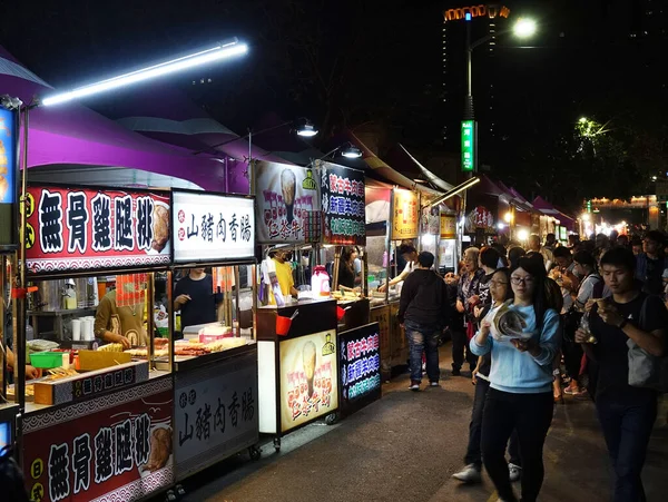 Kaohsiung Taiwan März 2018 Besucher Strömen Einem Nachtmarkt Mit Einer — Stockfoto