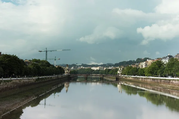 Rzekę Urumea Emankment Donostia Hiszpania — Zdjęcie stockowe