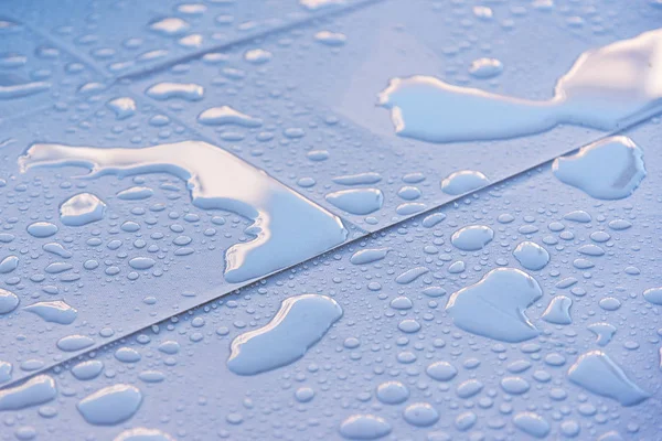 Nahaufnahme Von Wassertropfen Auf Blauer Oberfläche — Stockfoto