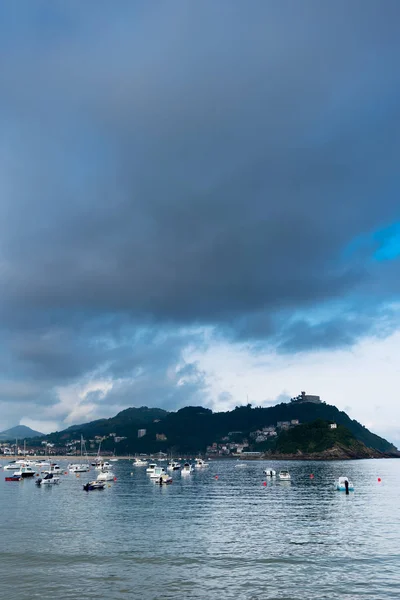 Baía Concha Céu Escuro Donostia Espanha — Fotografia de Stock