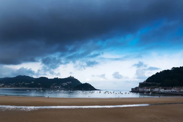 Concha Körfezi Karanlık Gökyüzü Donostia Spanya — Stok fotoğraf