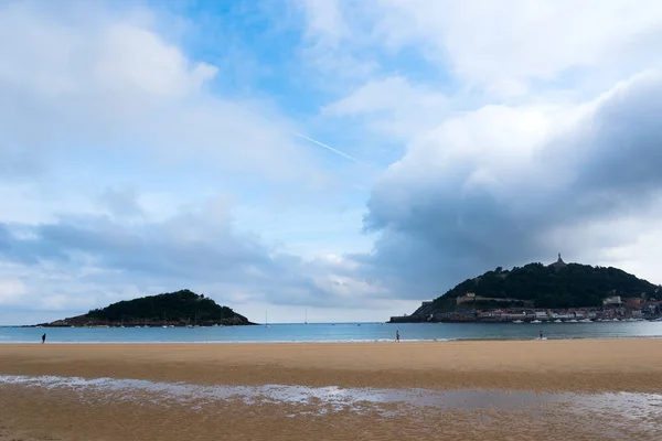 コンチャ ビーチ セバスティアン スペインの低水 — ストック写真
