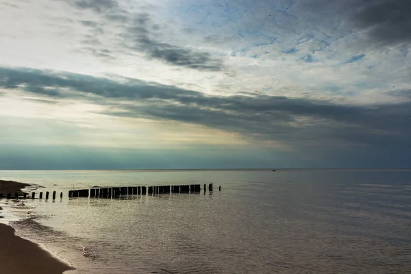 Baltık Denizi Letonya Sahilinde Terk Edilmiş Balıkçılık Tekne Iskelesi — Stok fotoğraf