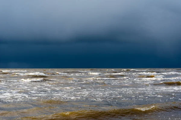 Mroczne Niebo Chmur Nad Morze Bałtyckie — Zdjęcie stockowe