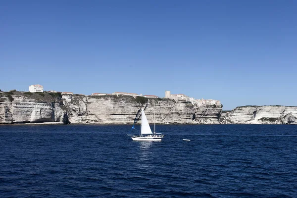 在科西嘉和撒丁岛之间的博尼法乔海峡 地中海 — 图库照片