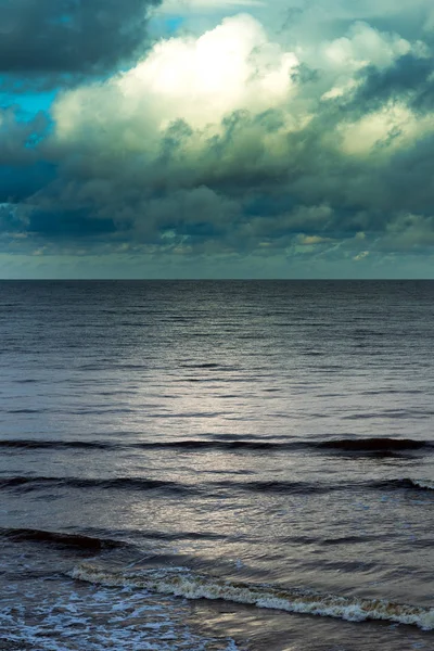 寒冷和暴风雨的波罗的海在冬季时间 — 图库照片